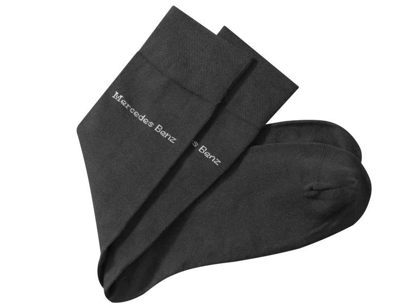 2er Set schwarze Herrensocken bestickt mit einem Mercedes-Benz Logo unterhalb des Bündchens, geliefert in einer dekorativen Geschenkbox. Einheitsgröße (40-45). Artikelnummer: B66951623. (Bild: Daimler)