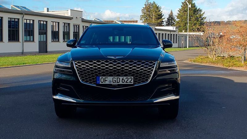 Athletic Elegance heißt die Designsprache von Genesis. Charakteristische Merkmale sind neben dem Eindruck schindenden Kühlergrill die zweireihigen LED-Leuchtbänder. Die Doppelscheinwerfer mit adaptiver Lichtverteilung sorgen nachts für ein sicheres Fahrgefühl. (Bild: Mauritz/VCG)