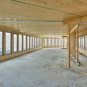 Zusätzlich erhielten die Gebäude ein fünftes Staffelgeschoss in Holzrahmenbauweise.(Bild:  KAN-therm/Sven-Erik Tornow)