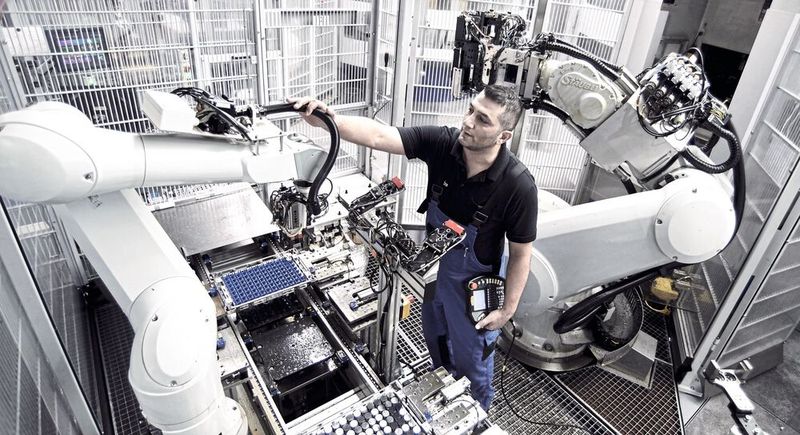Neben Geschäftsleitung und Vertrieb profitiert auch die Fertigungsleitung bei Stoba Präzisionstechnik von Echtzeit-Kennzahlen zum Auftragsbestand.