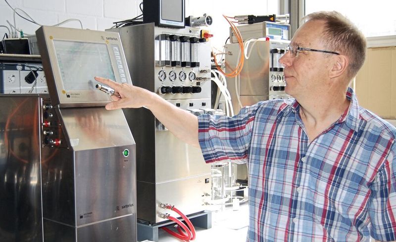 Abb. 2: Dr. Heino Büntemeyer, in der Arbeitsgruppe Zellkulturtechnik für die Bereiche Fermentation, Prozessanalytik und Metabolom- und Glykoanalyse zuständig. (Universität Bielefeld)