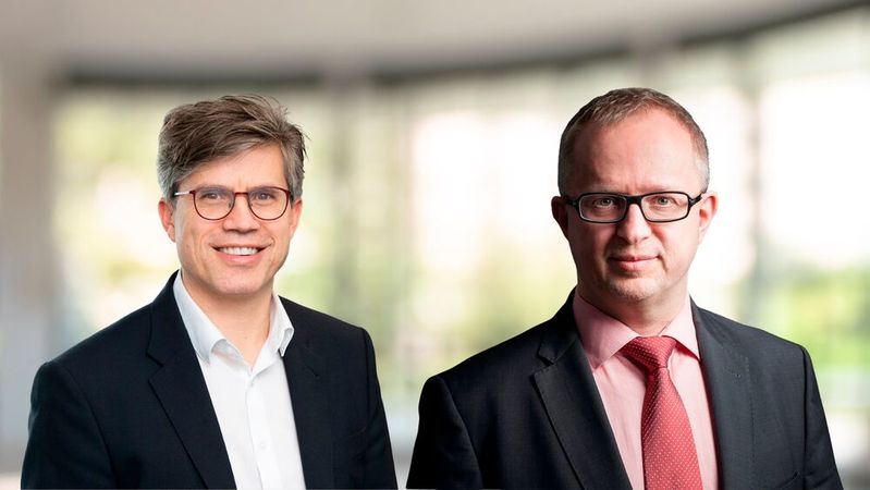 Steffen Greiner (l., Ads-Tec) und Dr.-Ing. Thomas Sinnwell (Consistec) haben eine strategische Partnerschaft zur besseren Absicherung von OT-Umgebungen geschlossen.(Bild:  Ads-Tec / Consistec / bearbeitet mit Canva)