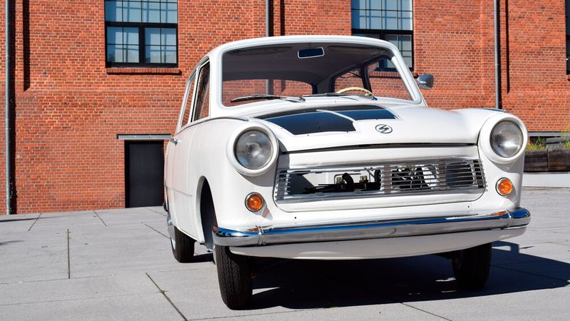Beim nun verbauten Wankelmotor des Typs KKM 400 handelt es sich um ein Schnittmodell. Passend dazu erhielt auch die Motorhaube des Wagens einen Einsatz aus Plexiglas, der, zusammen mit dem ausgeschnitten Kühlergrill, direkte Blicke auf die Antriebstechnik zulässt. (Bild: August Horch Museum)