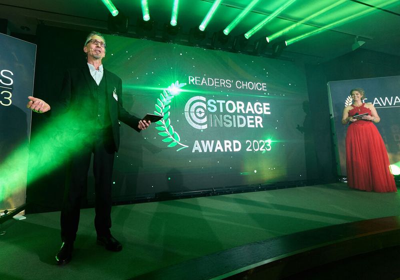 Moderatorin Margit Lieverz und Chefredakteur Dr. Jürgen Ehneß bitten die Gewinner der Storage-Insider-Awards 2023 zur Übergabe der Auszeichnungen auf die Bühne. (Bild: krassevideos.de / VIT)