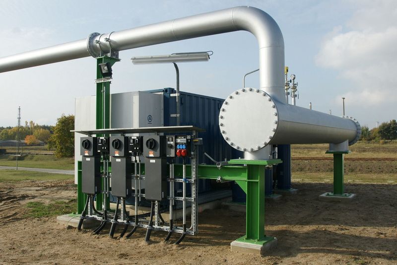 Jeder Drehkolbenverdichter kann von außen einzeln über Notaus-Schalter am Kopfende des Containers zu- und abgeschaltet werden. (Bild: Aerzener Maschinenfabrik)