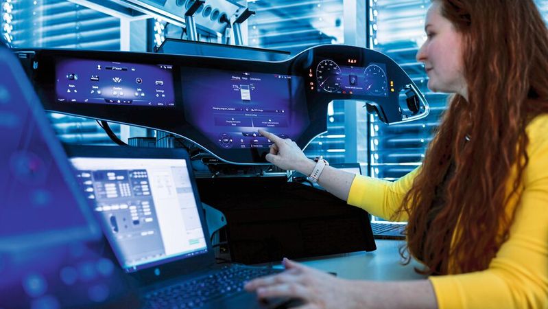 Wie andere Hersteller entwickelt auch Mercedes eine eigene Software fürs Auto.(Bild:  Mercedes-Benz)