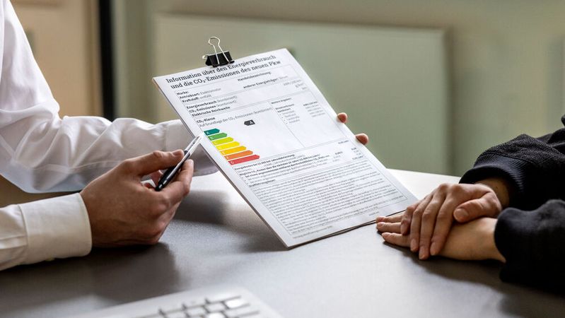 Mit der neuen Verordnung zur Energieverbrauchskennzeichnung bei Pkw gilt es für den Autohandel nun, die EU-Vorgaben von 2021 umzusetzen. Dafür muss der Handel die Fristen beachten.(Bild:  dena/Silke Reents)