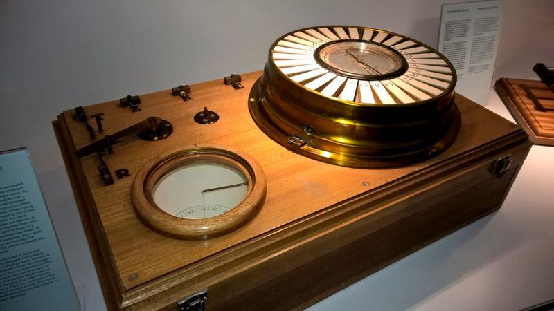 1864 gelang es Werner von Siemens, den Wheatstoneschen Telefgrafen zu verbessern. Mit Hilfe von Zigarrenkisten, Weißblech, Eisenstückchen und isoliertem Kupferdraht konstruierte er einen eigenen Zeigertelegrafen und damit den Grundstein des Unternehmens. (Richter/konstruktionspraxis)