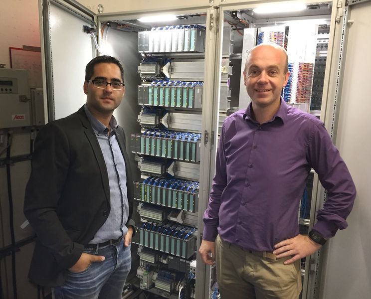 Wolfgang Krause von der AWG Abfallwirtschaftsgesellschaft Wuppertal (rechts) und Jose Antonio Ruiz Simon (links) von der a+h Vertriebsgesellschaft, einem Partner/Distributor von Lütz, begutachten einen Schaltschrank der mit Lütze LSC aufgebaut wurde. (Lütze)