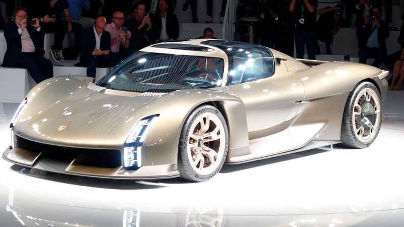 Der Mission X feierte seine Premiere am 8. Juni 2023 am Vorabend der Eröffnung der Sonderausstellung „75 Jahre Porsche Sportwagen“ im Porsche-Museum. (Bild: Dominsky – VCG)