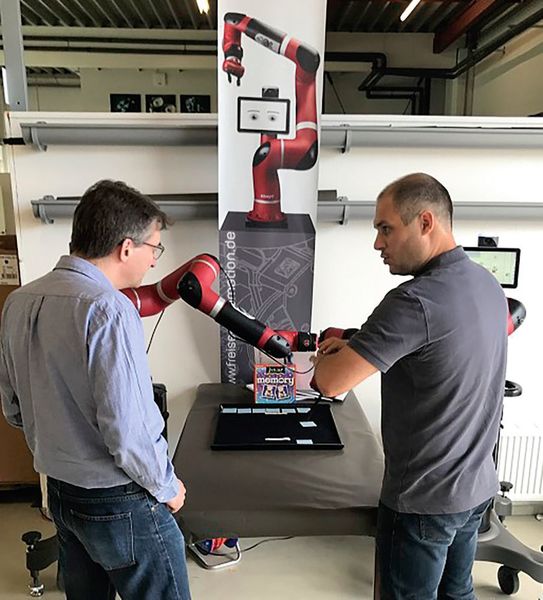 Die Memory-Applikation demonstriert auf anschauliche Weise das präzise Zusammenspiel der beiden Roboter in einer komplexen Befehlskette.  (Rethink Robotics)