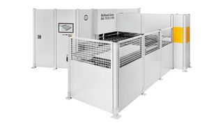 Das Multibend-Center Eco startet mit einer manuellen Beladestation. Dort legt der Bediener die gestanzten oder gelaserten Platinen auf. Spannzangen halten die Zuschnitte an der Frontseite in Position, während der Magic-Eye Platinenscanner die Platine automatisch vermisst.  (RAS)