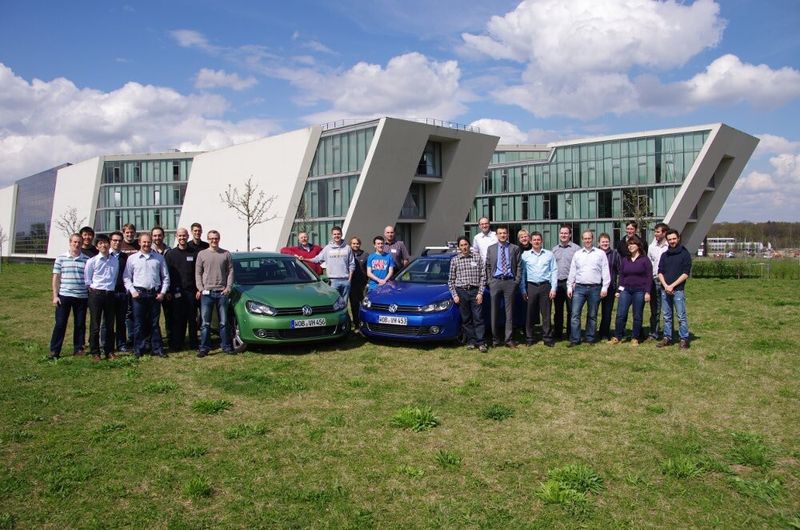 Wollen Elektroautos autonom parken und laden: die Mitglieder des V-Charge-Teams mit ihren beiden Versuchsfahrzeugen (V-Charge)