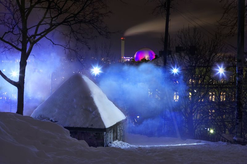 Pionen White Mountains ist das größte Rechenzentrum des schwedischen Internet Service Providers Bahnhof AB. Es wurde in einem ehemaligen Zivilschutzbunker eingerichtet und befindets ich unter rund 30 Metern Fels unterhalb des Parks „Vita bergen (Weiße Berge)“ im Stockholmer Innenstadtbezirk Södermalm. (www.bahnhof.net)