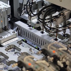 Bild 2:  ATE (Automated Test Equipment): Transfer von eMMCs in Testsockel im Rahmen des Outgoing Checks.(Bild:  Swissbit)