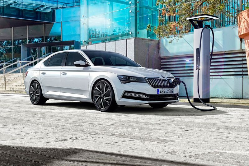 Das Mittelklassemodell verfügt über eine 160 kW/218 PS starke Kombination aus 1,5-Liter-Turbobenziner und Elektromotor. (Skoda)