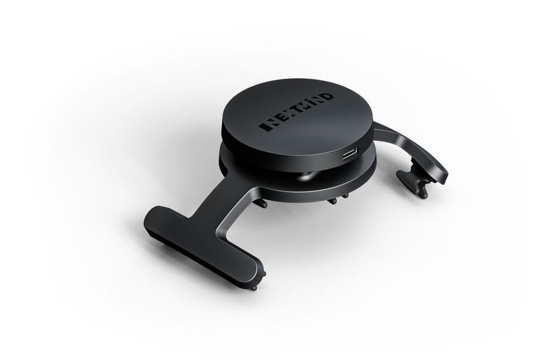 NextMind, ein Neurotechnologie-Startup, hat das weltweit erste hirnsensorische Wearable entwickelt, das eine Echtzeit-Gerätsteuerung allein durch die Gedanken eines Menschen ermöglicht. Diese bahnbrechende Technologie ist eine einzigartige, nicht-invasive Hirn-Computer-Schnittstelle, die Hirnsignale aus dem visuellen Kortex des Benutzers sofort in digitale Befehle für jedes Gerät in Echtzeit übersetzt. Das leichte Gerät passt in die Rückseite einer Kappe oder eines Stirnbandes und ruht sanft auf dem Kopf des Benutzers. Es erfasst Daten aus den elektrischen Signalen, die durch die Neuronenaktivität des Benutzers im visuellen Kortex erzeugt werden, und wandelt diese Daten mit Hilfe von ML-Algorithmen in Kommunikationssignale um. Das erlaubt eine einfachere Interaktion und Steuerung von IoT-Geräten. Testen kann man die Technologie auf der CES 2020 (Stand #21839, Convention Center, South Hall 1). (Bild: Business Wire)