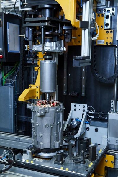 Elektro-Komponenten-Fertigung in Dingolfing für Plug-in-Hybridfahrzeuge.  (BMW)