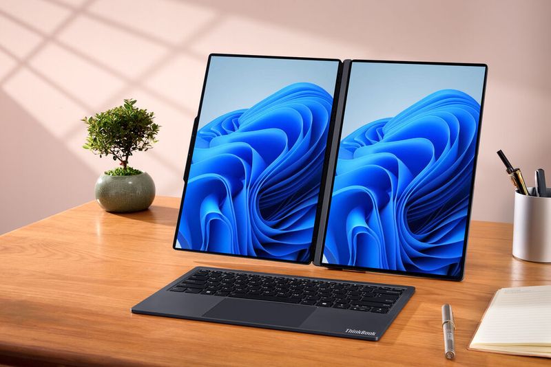 Beim ThinkBook Modular AI PC Concept lassen sich beispielsweise beide Displays hochkant nutzen. (Bild: Lenovo)