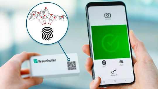 Hersteller speichern die Seriennummer und den individuellen Fingerabdruck der Verpackung oder des Produkts in einer Datenbank. Bei Bedarf können Mitarbeitende den QR-Code und die Oberflächenmerkmale mithilfe einer App auslesen.(Bild:  Fraunhofer-IAP)