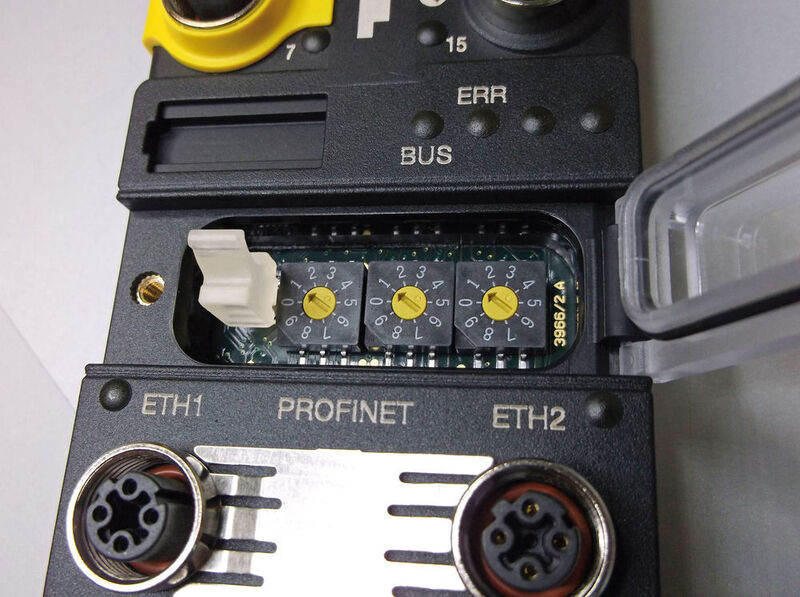 To replace the module, the configuration data is automatically transferred to the new one via the memory stick. (Photo: Turck)