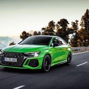 Für 2.000 Euro Aufpreis gibt es den RS3 auch als klassische Stufenhecklimousine.(Bild:  Audi)