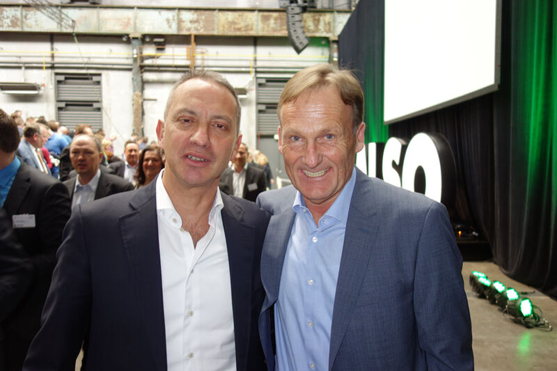 CIO bei ALSO, Gustavo Möller-Hergt (l.), bedankte sich bei seinem Freund, BVB Manager Hans-Joachim Watzke, der trotz der brisanten Situation nicht absagte. (Bild: IT-BUSINESS)