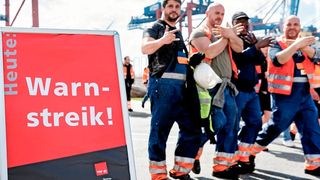 Der erneute Streik der Hafenarbeiter verschärft die ohnehin schon prekäre Situation mit dem Schiffsstau in der Nordsee. So können relativ wenige die Lähmung eines großen Geschehens herbeiführen. Hier mehr dazu. (Bild: dpa)
