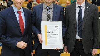 Dr. Ulrich von Hülsen (li.), Mitglied der Geschäftsleitung Pfeiffer Vacuum und Professor Boris Sharkov (re.), wissenschaftlicher Geschäftsführer FAIR übergaben den FAIR-GSI-Doktorandenpreis an Dr. Ingo Tews. (G. Otto, GSI Helmholtzzentrum für Schwerionenforschung)