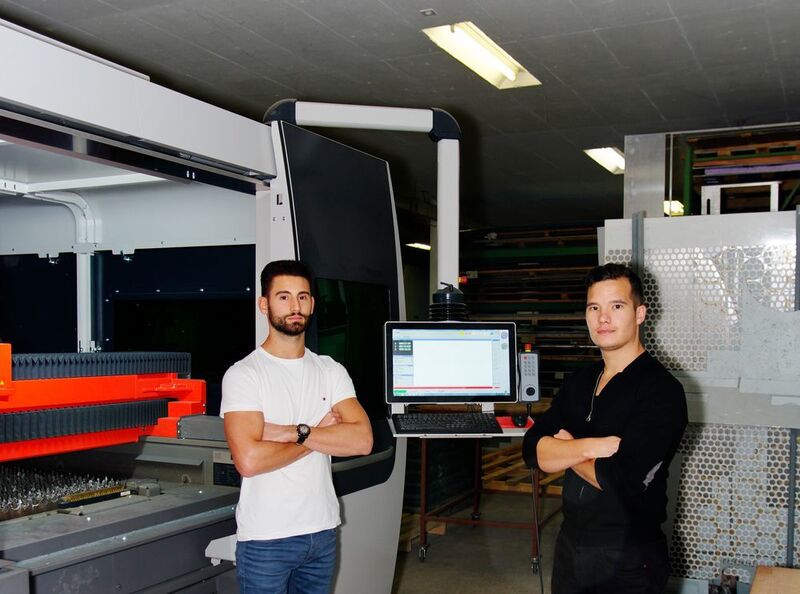 Messieurs Stefano Lo Giudice (à gauche) et Jonathan Michel devant leur nouvelle découpeuse laser Bystronic BySprintFiber 3015. (MSM)