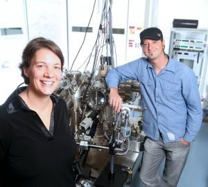 Das Jahr geht mit einem Rekord los: Nur vier Atome breit ist ein Draht, den Wissenschaftler in Australien auf einem Stück Silizium geschaffen haben. Michelle Simmons und Bent Weber (Foto) haben so nachgewiesen, dass das Ohmsche Gesetz in Drähten auch auf atomarer Ebene noch Gültigkeit hat. (Fotos: University of New South Wales)