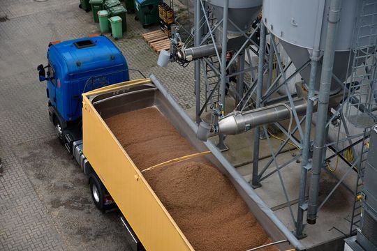 Frischer Biertreber wird am Brauereistandort Stralsund direkt auf einen Lkw verladen. Weil der Nebenstrom nur begrenzt lagerfähig ist, sollte seine Wertschöpfung möglichst nah an seinem Entstehungsort erfolgen.(Bild:  Eat Beer)