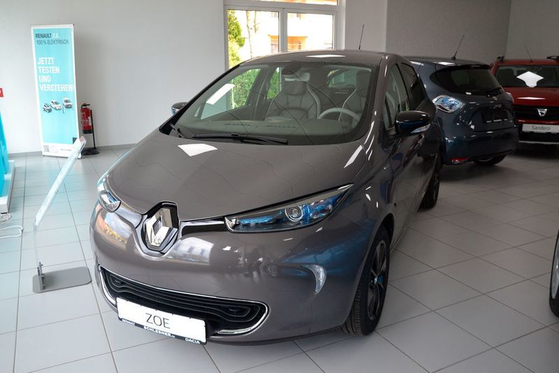 Den Showroom teilen sich die Elektroautos von Renault mit Dacia-Modellen. Das Dacia- und ZE-Autohaus ist rund 300 Meter Luftlinie vom Hauptbetrieb entfernt. (Mauritz)