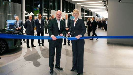 Der regierende Bürgermeister von Berlin, Kai Wegner, und Nina Englert, Leiterin der BMW-Niederlassung in Berlin, eröffneten den neuen Showroom.(Bild:  BMW Group)