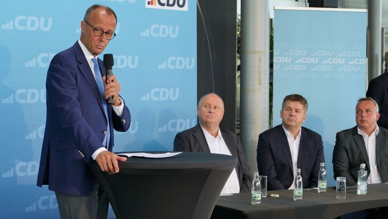 CDU-Bundesvorsitzender Friedrich Merz (l.) startete seinen Wahlkampf zur Landtagswahl in Thüringen im Autohaus Helmut Peter (2. v. l.)(Bild:  Doreen Depping)