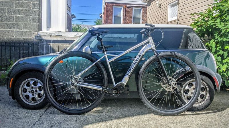 Erst in Relation zu anderen Fahrzeugen werden die außergewöhnlichen Dimensionen eines Dirtysixer deutlich. (Bild: Dirtysixer)