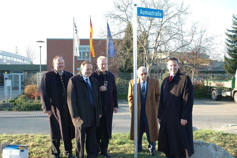 2006: Die Auma bekommt ihre eigene Straße. Beide Geschäftsführer, beide Firmengründer und der Bürgermeister (v.l.n.r.) weihen die 