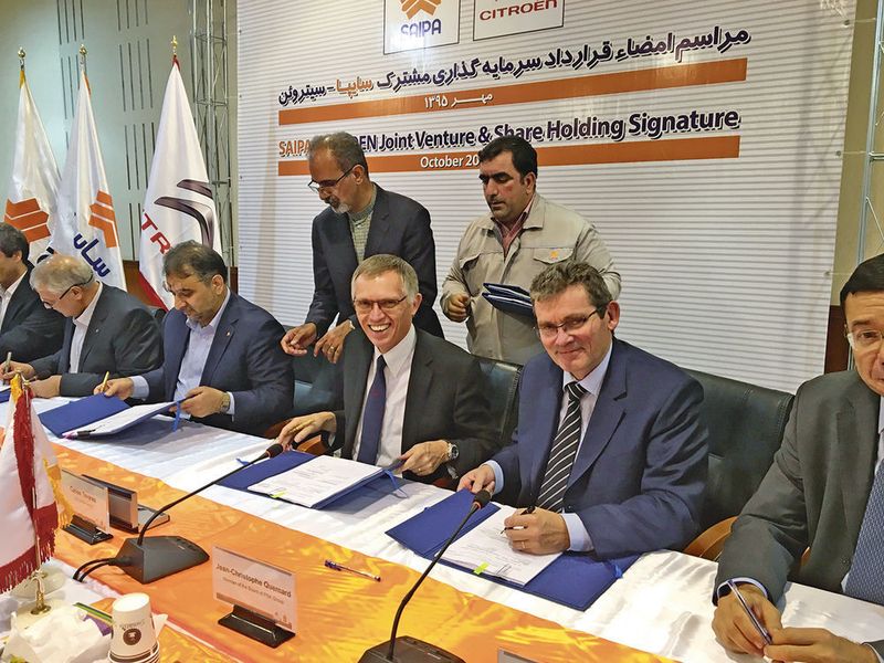 Der Peugeot-Konzern bereitet ein verstärktes Engagement im Iran vor – hier die Unterzeichnung des Joint-Venture-Vertrags von Citroën und Saipa. (PSA)