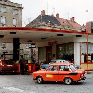 Gehörte zu Trabant und Co.: eine typische Minol-Tankstelle mit ihrer übersichtlichen Kraftstoffauswahl. Dafür gab es aber sogar ein Maskottchen, den Minol-Pirol. Der Werbeslogan dazu lautete: „Stets dienstbereit zu Ihrem Wohl ist immer der Minol-Pirol“. Zum Ende der DDR gab es rund 1.250 Minol-Tankstellen.(Bild:  picture-alliance / dpa)