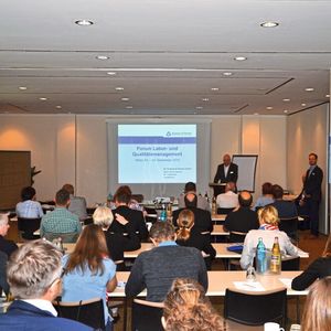 Beim Forum Labor- und Qualitätsmanagement von Klinkner und Partner treffen sich Entscheider zur Weiterbildung und zum Erfahrungsaustausch.