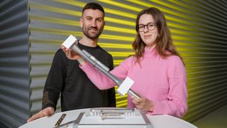 Auf der Hannover Messe zeigt das Team von Paul Motzki (l.) den Prototyp eines smarten Implantats, in dem alles an Technologie steckt, um die Heilung sichtbar zu machen und aktiv zu fördern. Floria Wein (r.) forscht schon im Studium an der Technologie mit.
 (Bild: Oliver Dietze)