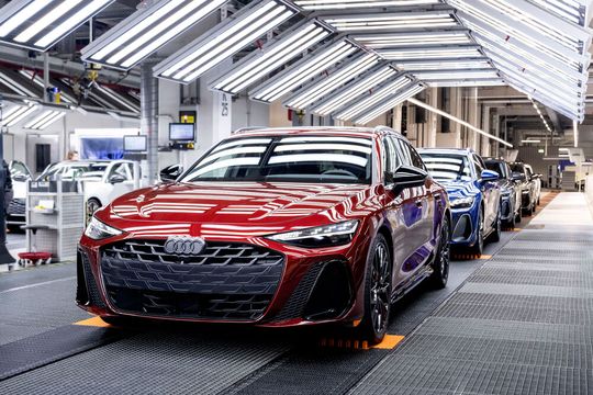 Bei VW stehen mehrere Werke auf der Kippe, weil massiv gespart werden muss. Darunter ist auch das Audi-Werk in Neckarsulm. Doch jetzt hat sich etwas ergeben, das die Belegschaft hoffen lässt, dass es weitergehen kann ...(Bild:  Audi)