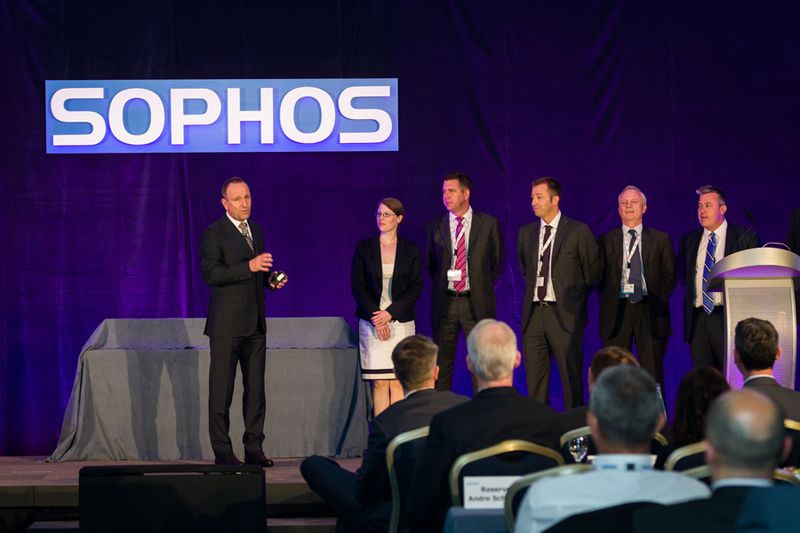 Sophos-Begrüßungskomitee (v.l.): Günter Junk (Area Vice President EMEA), Claudia Seeger (Director of Markting EMEA & APJ, Ralf Haubrich (Regional Vice President DACH), Andre Scheffknecht (Regional Vice President NEEMEA), Christian Pijoulat (Vice President Western Europe), Ciaran Rafferty (Vice President of Northern Europe, Middle East & Africa) (Archiv: Vogel Business Media)