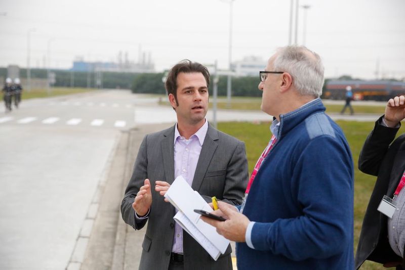 Dr. Timo Slawinski, Head of Industrial Operations Basic Chemicals (im Bild links) bei der Werksbesichtigung der Integrated Site von Covestro im Chemiepark Caojing. Slawinski erklärt im Gespräch mit PROCESS-Chefredakteur Gerd Kielburger die zahlreichen Maßnahmen zur Energie- und CO2-Einsparung am Standort. (Covestro)