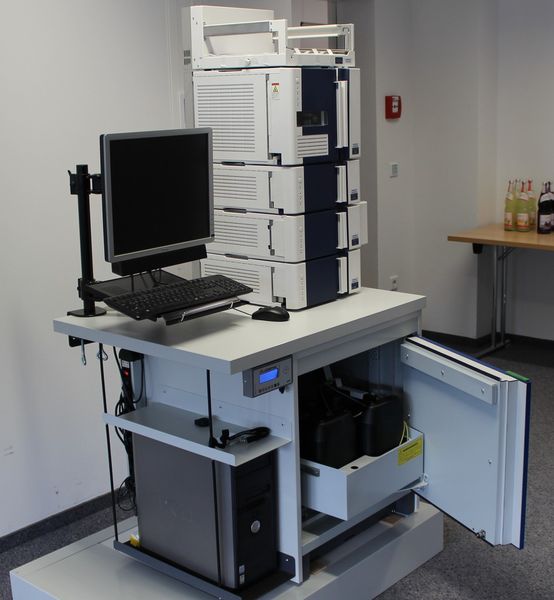 Die Referenten des HPLC Praxistages brachten zur praktischen Vorführung auch eigene Systeme mit (im Bild eine VWR-Hitachi-HPLC-Anlage Chromast mit integrierter Lösemittel-Ensorgung von Düperthal). (Bild: LABORPRAXIS)