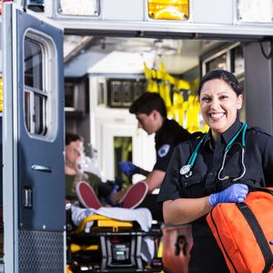 Neue IT-Systeme vernetzen Rettungswagen in Stockholm künftig in Echtzeit mit dem Krankenhaus und senden von unterwegs Vitalparameter des Patienten.