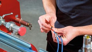 Insgesamt sind ein rundes Dutzend unterschiedlicher Leitungen von Lapp in der Wasserstoff-Betankungsanlage verbaut. Ein wichtiges Feature ist beispielsweise der hohe Zündschutz am Max Compression, einem Kolbenhochdruckverdichter. (Bild: Maximator Hydrogen )