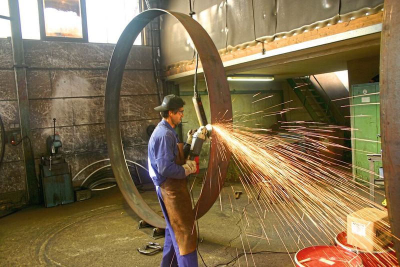 Die Arbeit mit dem Winkelschleifer gefährdet durch Funkenflug und Staub. Geht es dabei um die Kantenbearbeitung, sind die Ergebnisse stark schwankend. Trumpf sagt, das muss nicht sein...