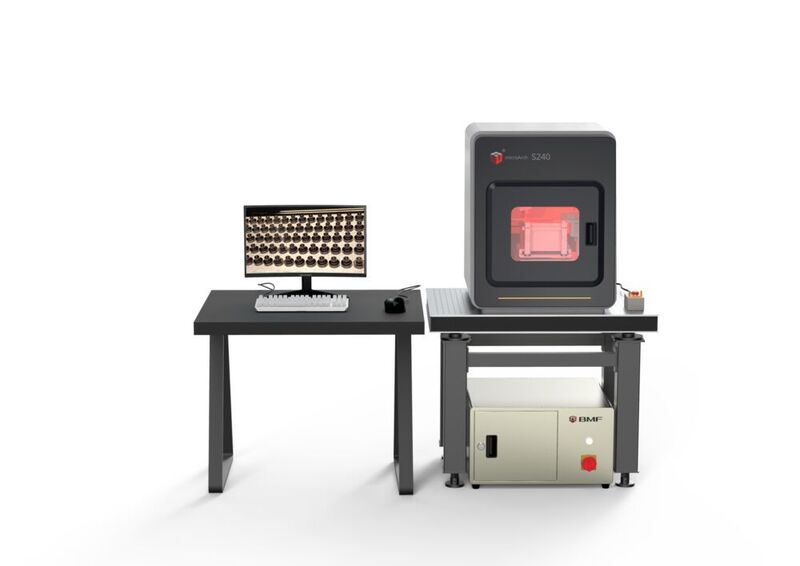 Mit dem Microarch P240 drucken Unternehmen und Universitäten bei 10 μm Auflösung Miktoteile aus zahlreichen technischen Materialen. (BMF – Boston Micro Fabrication)