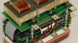 Bild 1: Der 20-kVA-Matrix-Umrichter mit SiC-JFETs; die Abmessungen des Demonstrators sind (B x T x H) 12,2 cm x 6,2 cm x 11,7 cm (0,885 dm³) bei einem Gewicht von 1,7 kg. (Bild: Infineon)